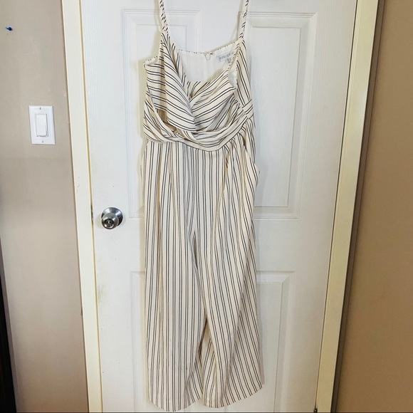 Elegant and Chic jumpsuit - Picture 4 of 9